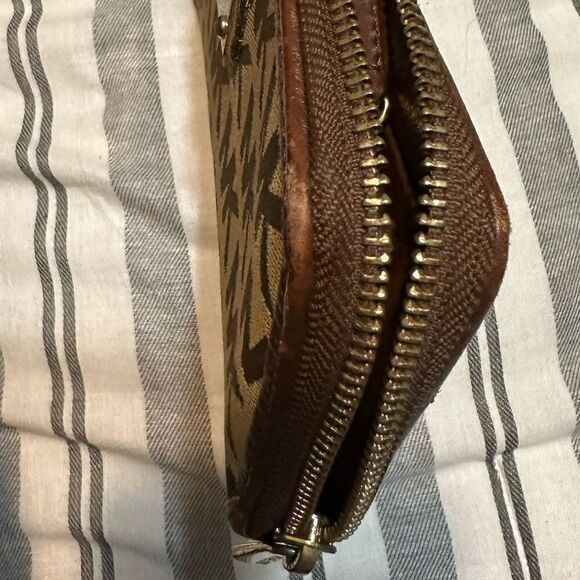 Micheal Kors MK Wallet - Picture 4 of 5